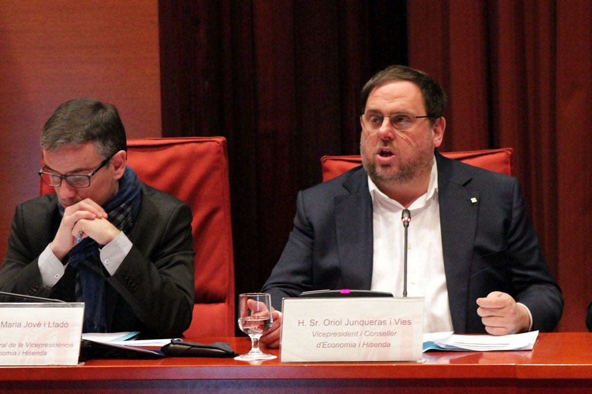 Oriol Junqueras, junt a Josep Maria Jové, secretari general de la seva conselleria, presentant el pressupost des del departament, al Parlament