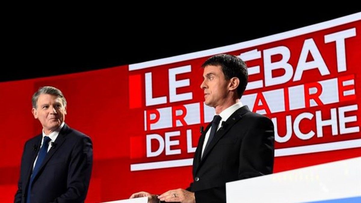 Vincent Peillon observa Manuel Valls en el debat d'ahir.