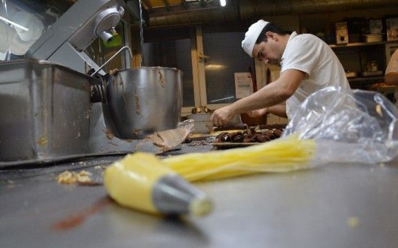 Un pastisser treballant al seu obrador