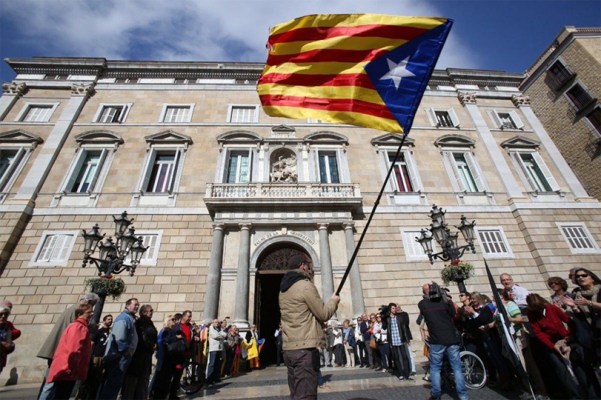Concentració sobiranista al Palau de la Generalitat