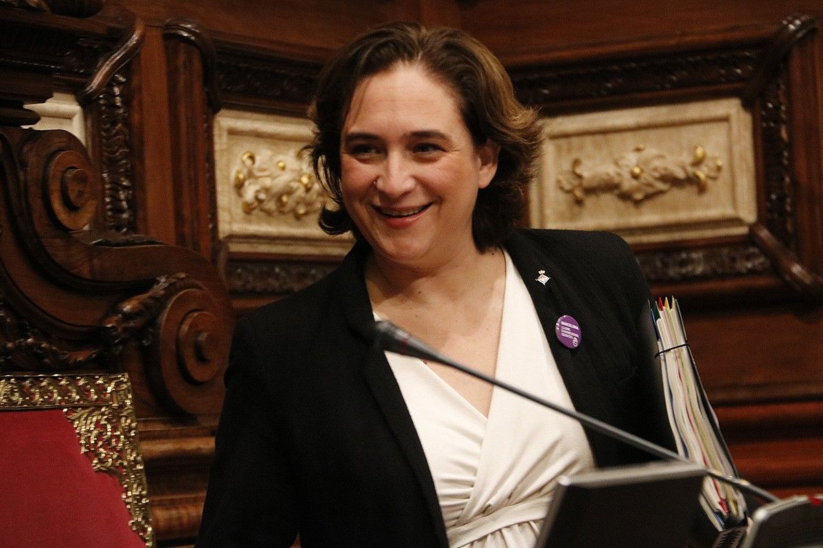 L'alcaldessa de Barcelona, Ada Colau, en un ple de l'ajuntament