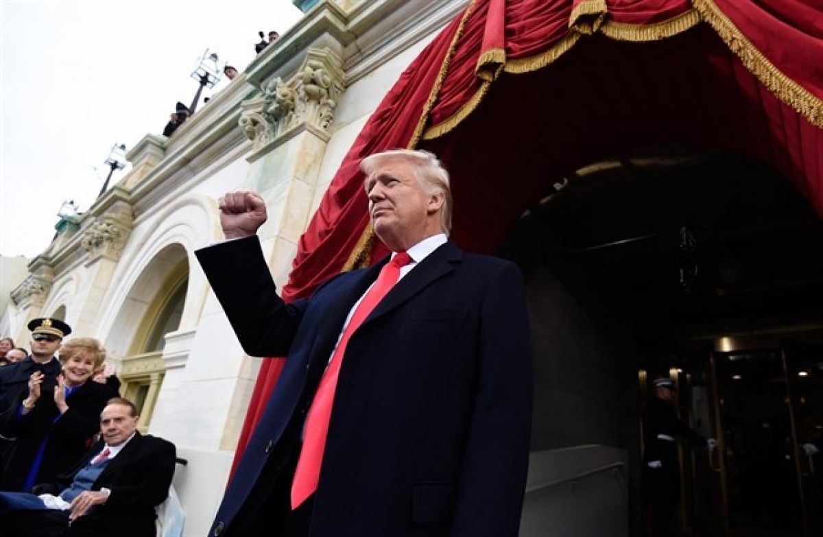 Trump saludant en un moment dels actes de presa de possessió 
