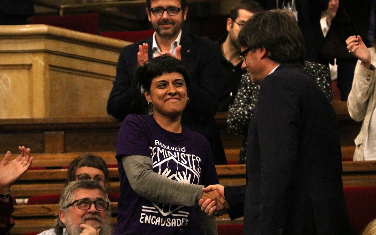 Anna Gabriel i Carles Puigdemont, després de la moció de confiança del president català.