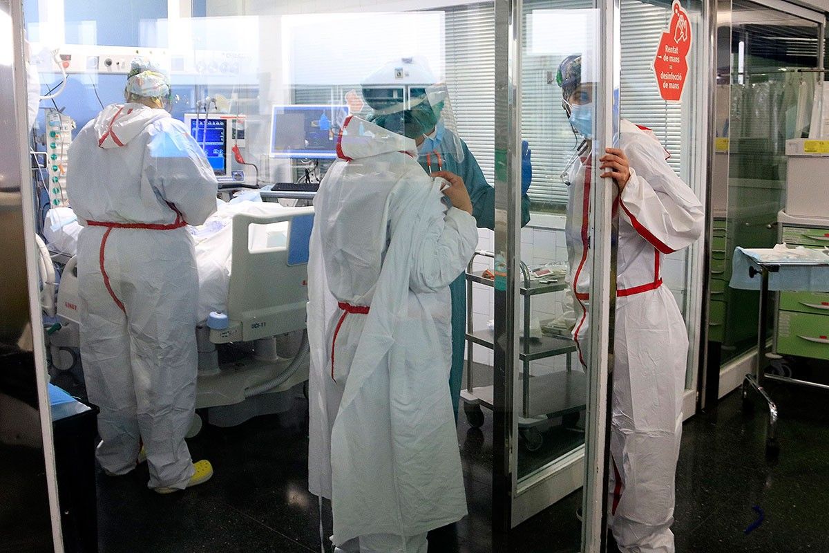 Personal sanitari de l'Hospital del Mar, atenent un pacient a l'UCI
