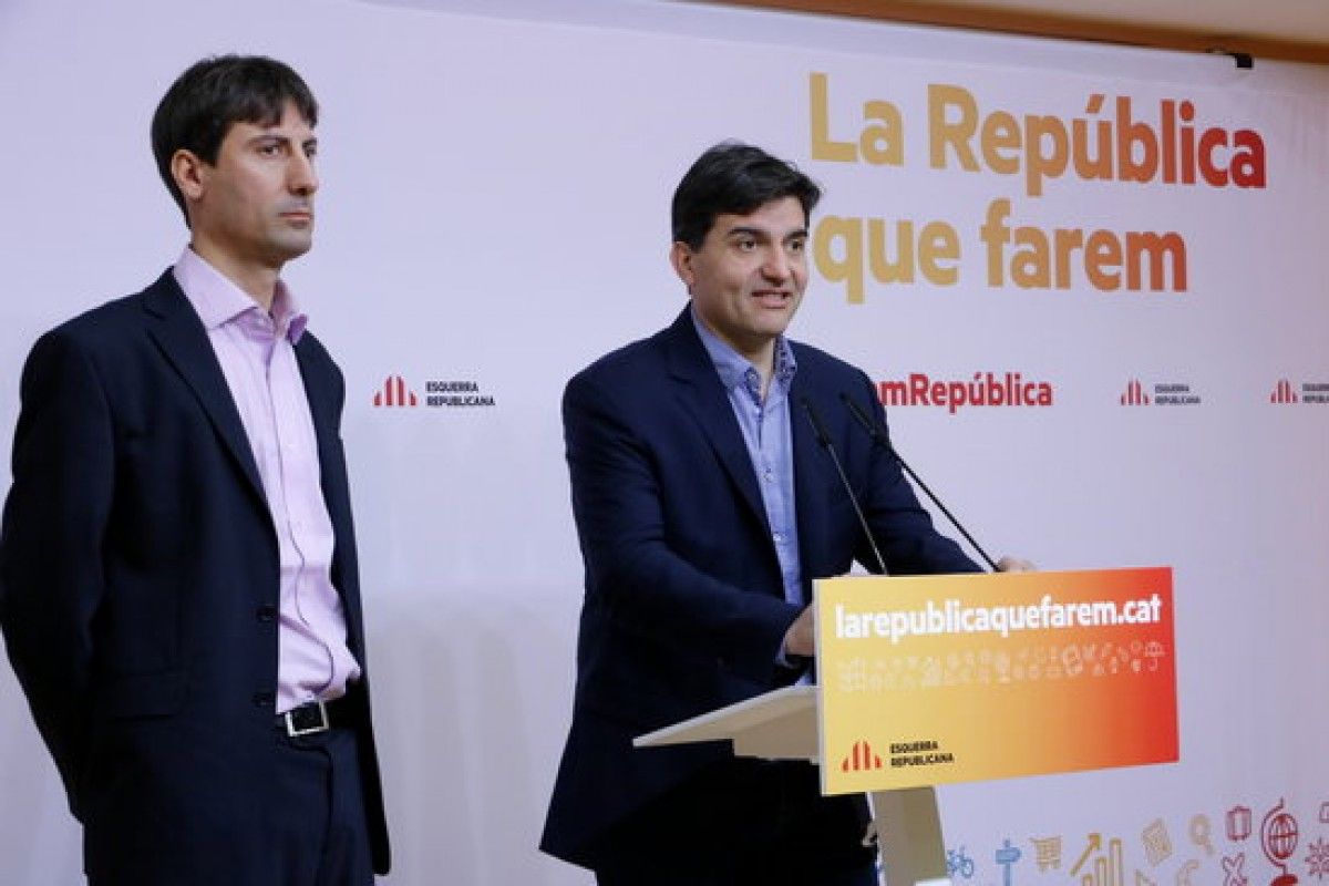 L'eurodiputat d'ERC Jordi Solé i el portaveu republicà Sergi Sabrià, durant la roda de premsa d'aquest dilluns