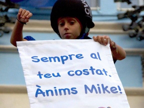 Els Castellers de la Vila de Gràcia, amb una pancarta en suport a Mike Lane