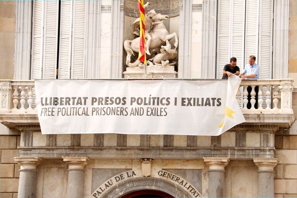 La pancarta dels presos polítics al Palau de la Generalitat