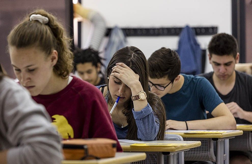 Un grup d'estudiants de batxillerat fent un examen de Llengua Castellana i Literatura