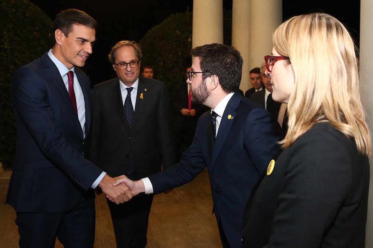Sánchez encaixant la mà amb Aragonès abans de la seva reunió a Pedralbes amb Quim Torra