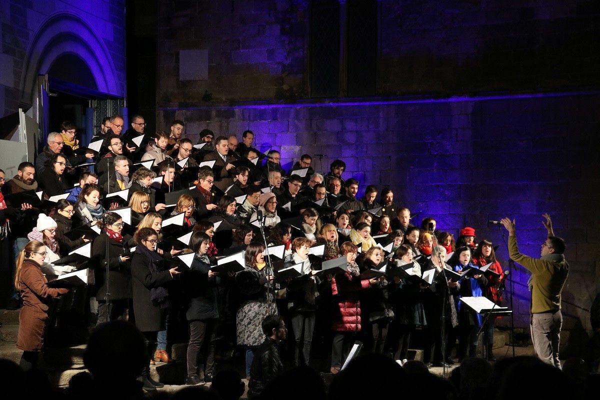 L'Orfeó Català a les escales de la Plaça del Rei durant el concert tradicional de nadales.