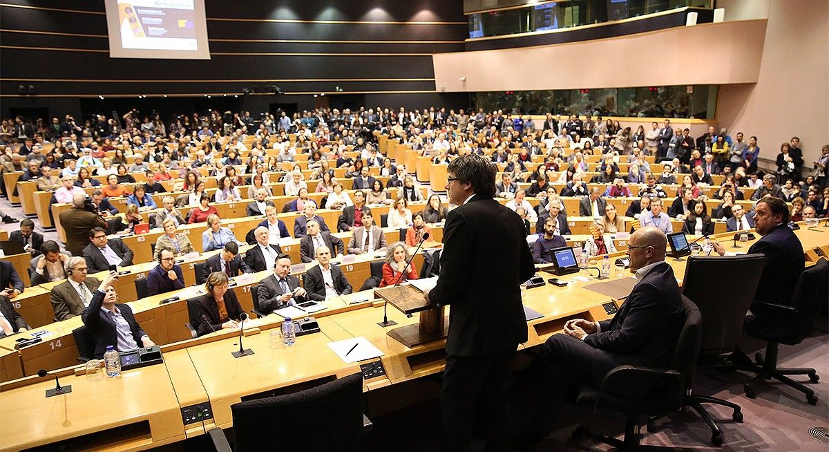 Carles Puigdemont, en plena conferència al Parlament Europeu