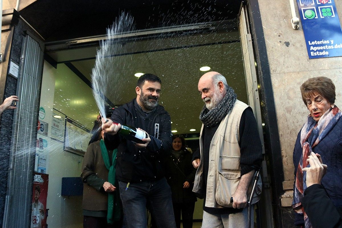 Dos homes celebrant el primer premi de la rifa de Reis a Barcelona
