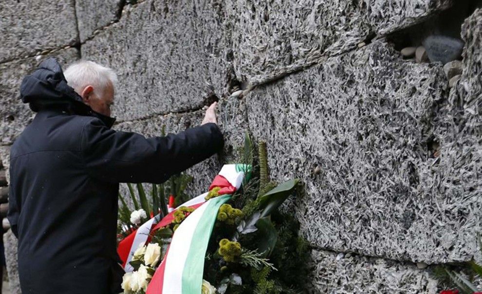 Un supervivent d'Auschwitz toca el conegut com a «mur de la mort» 