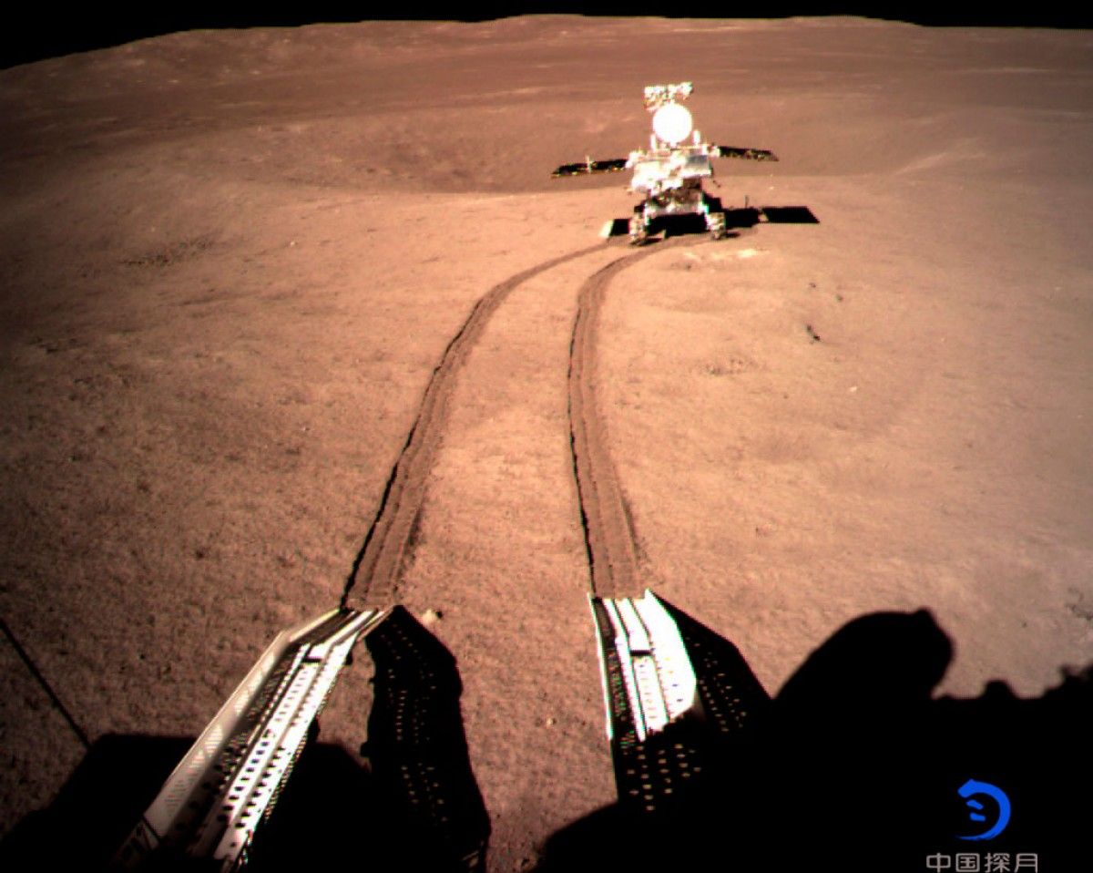 Imatge del rover de la missió xinesa Change'4 a la cara oculta de la Lluna, presa des del mòdul d'aterratge