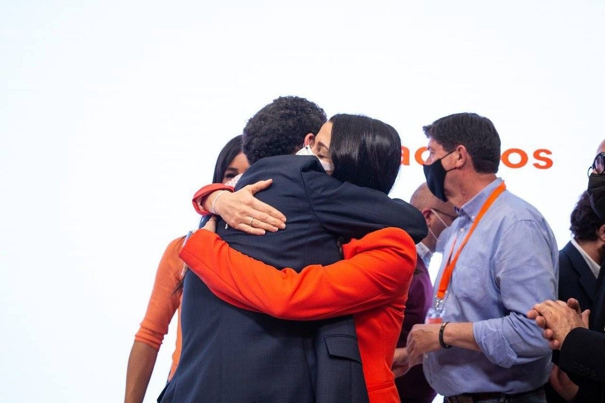 Inés Arrimadas abraça Edmundo Val la nit electoral madrilenya