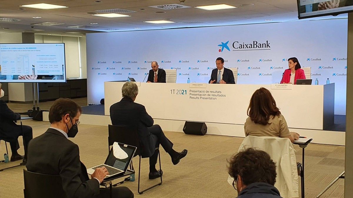 El conseller delegat de CaixaBank, al centre de la taula, en la presentació dels resultats del primer trimestre.