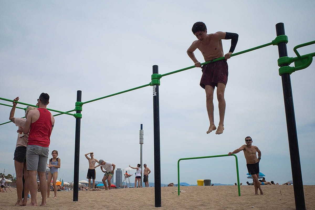 Joves fent esport a la platja de Sant Sebastià de Barcelona