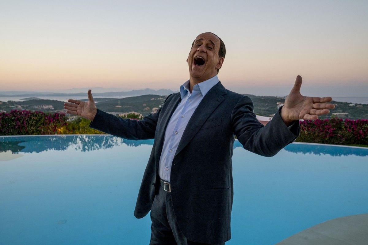 Toni Servillo caracteritzant a Silvio Berlusconi