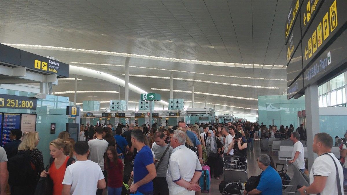 Cues per passar els filtres de seguretat a l'Aeroport del Prat