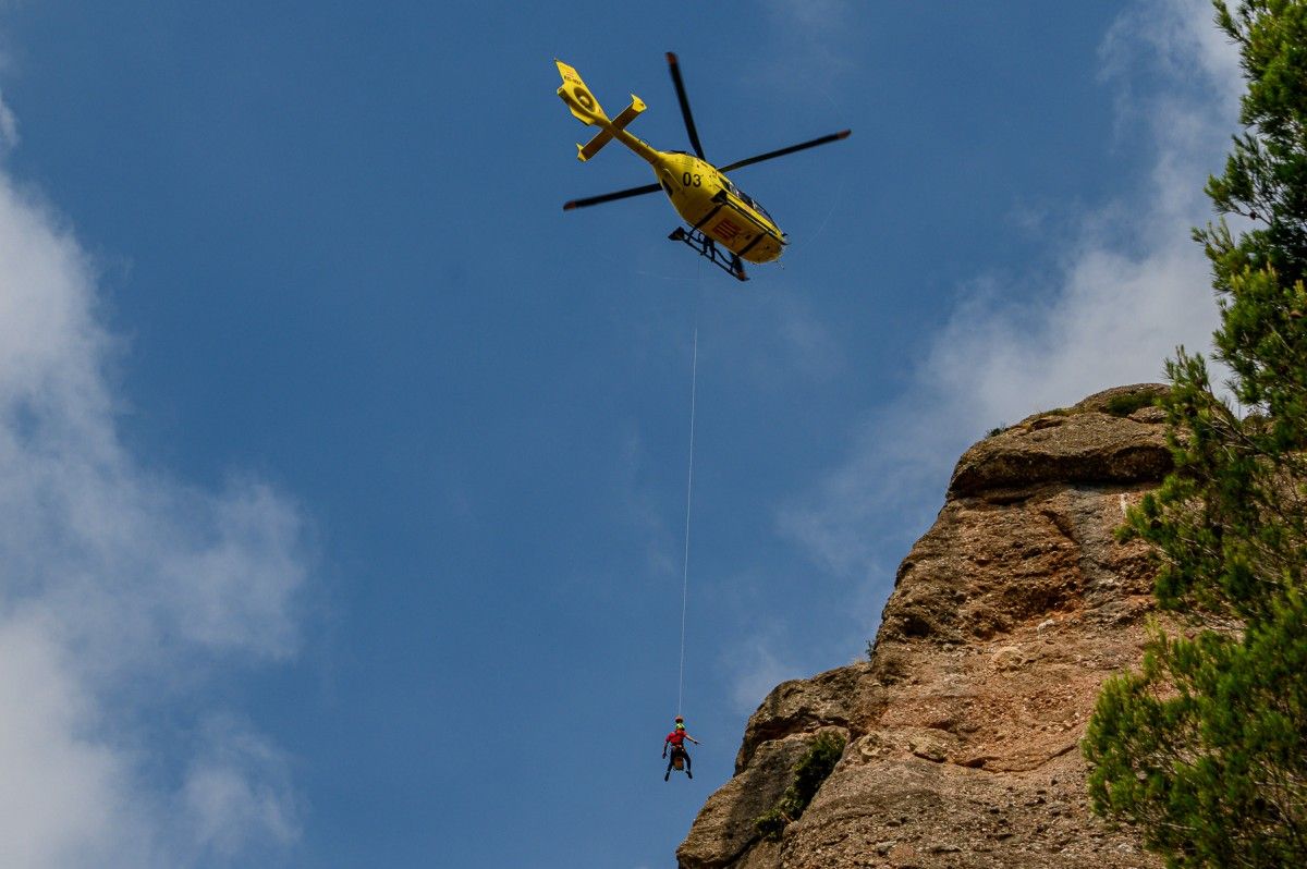 Exercici de rescat dels bombers al parc natural de  Sant Llorenç del Munt i l'Obac
