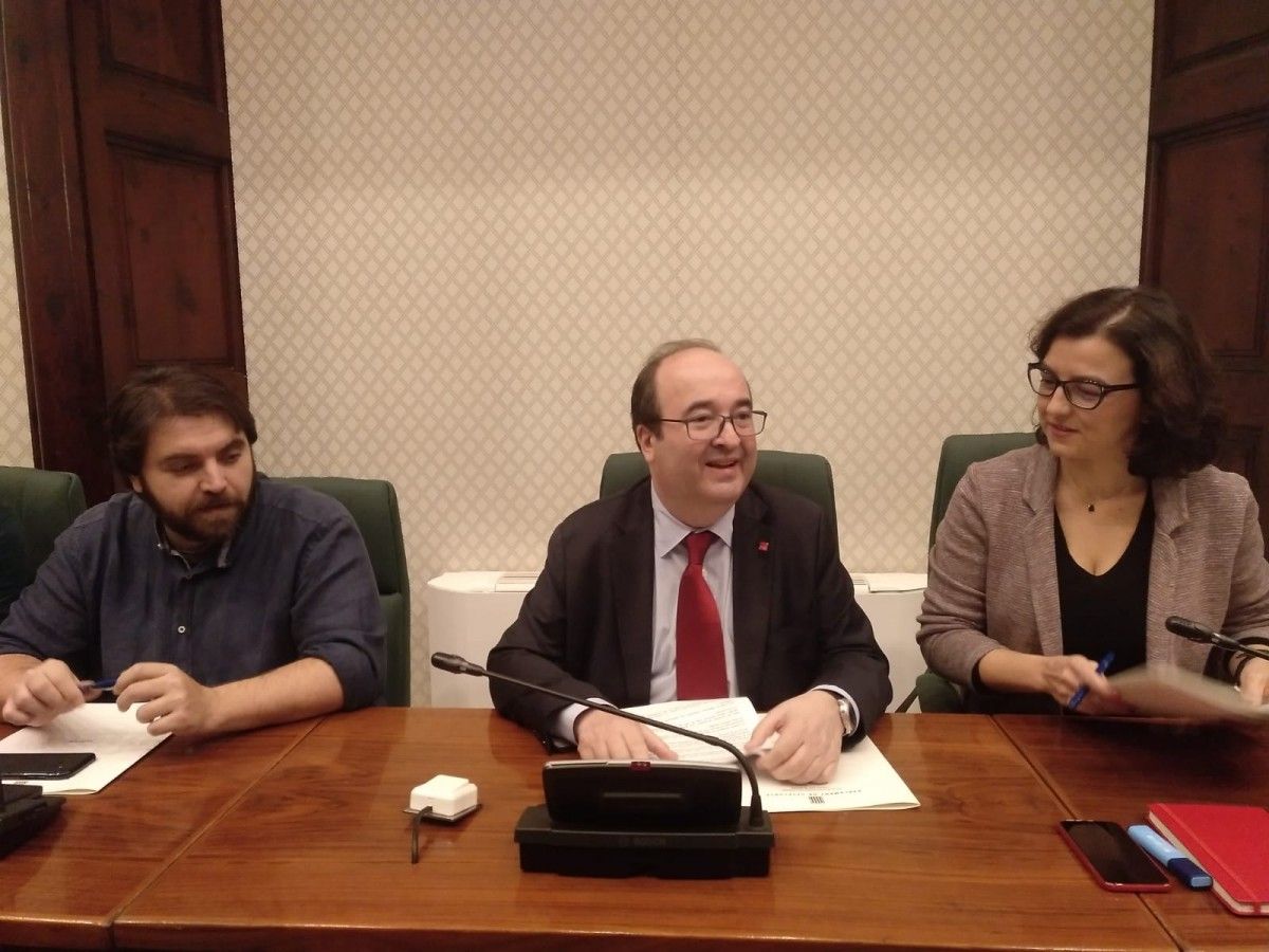El líder del PSC, Miquel Iceta, amb Eva Granados i Ferran Pedret a la reunió del grup parlamentari