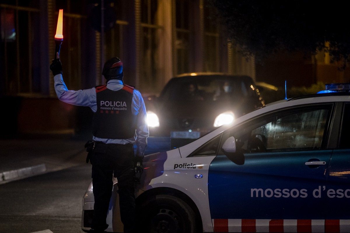 Control conjunt de Mossos i Policia Local durant una nit amb el toc de queda en vigència