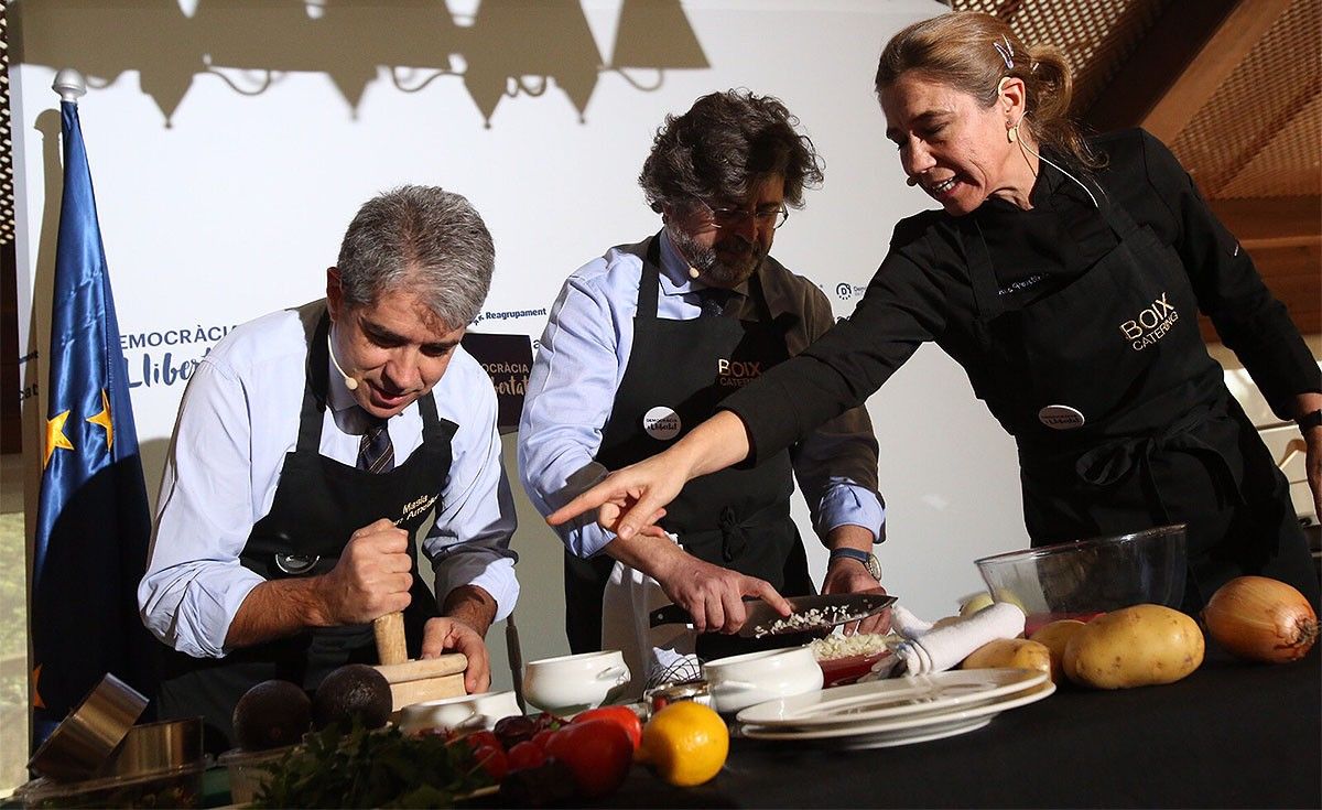 Francesc Homs i Antoni Castellà cuinant amb Ada Parellada a la campanya del 20-D