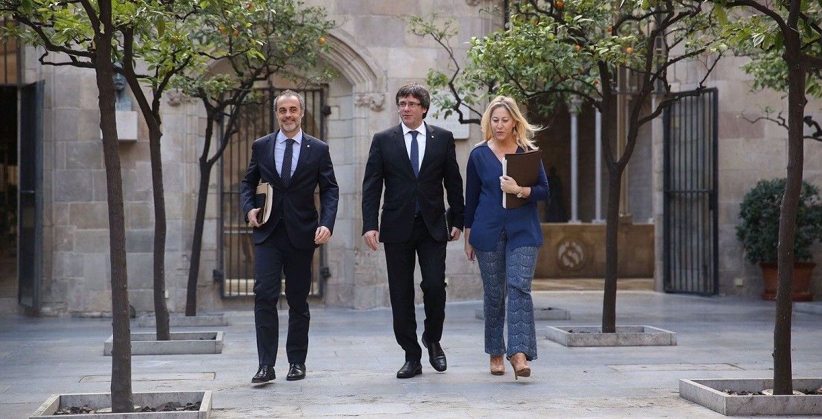 Carles Puigdemont es dirigeix a la reunió del Govern amb Joan Vidal i Neus Munté