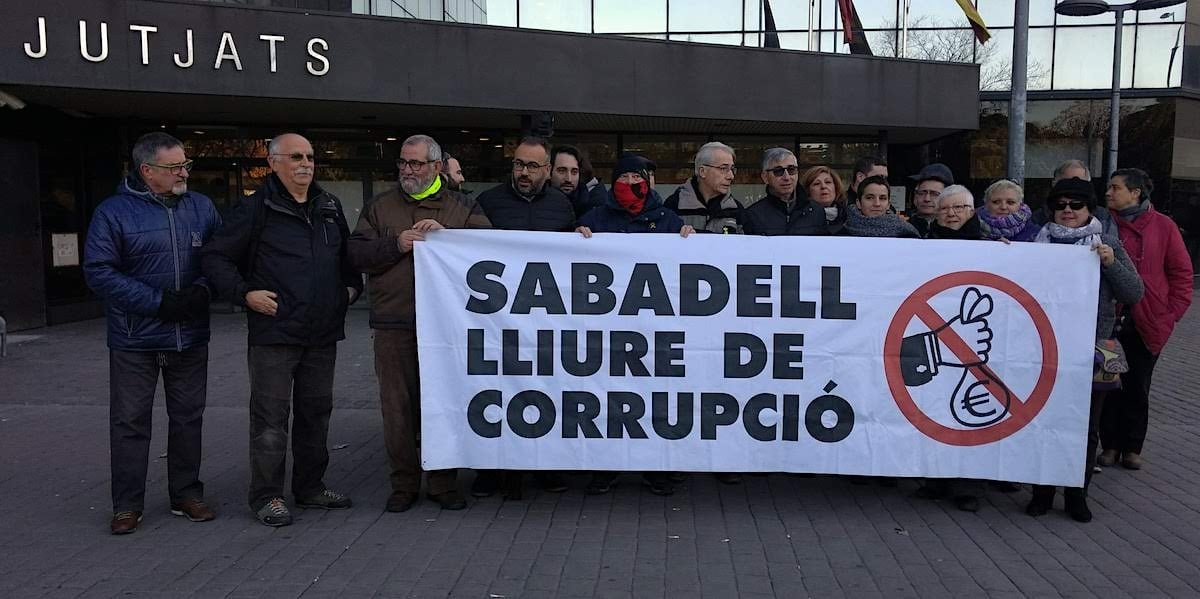 Una concentració davant dels jutjats de Sabadell
