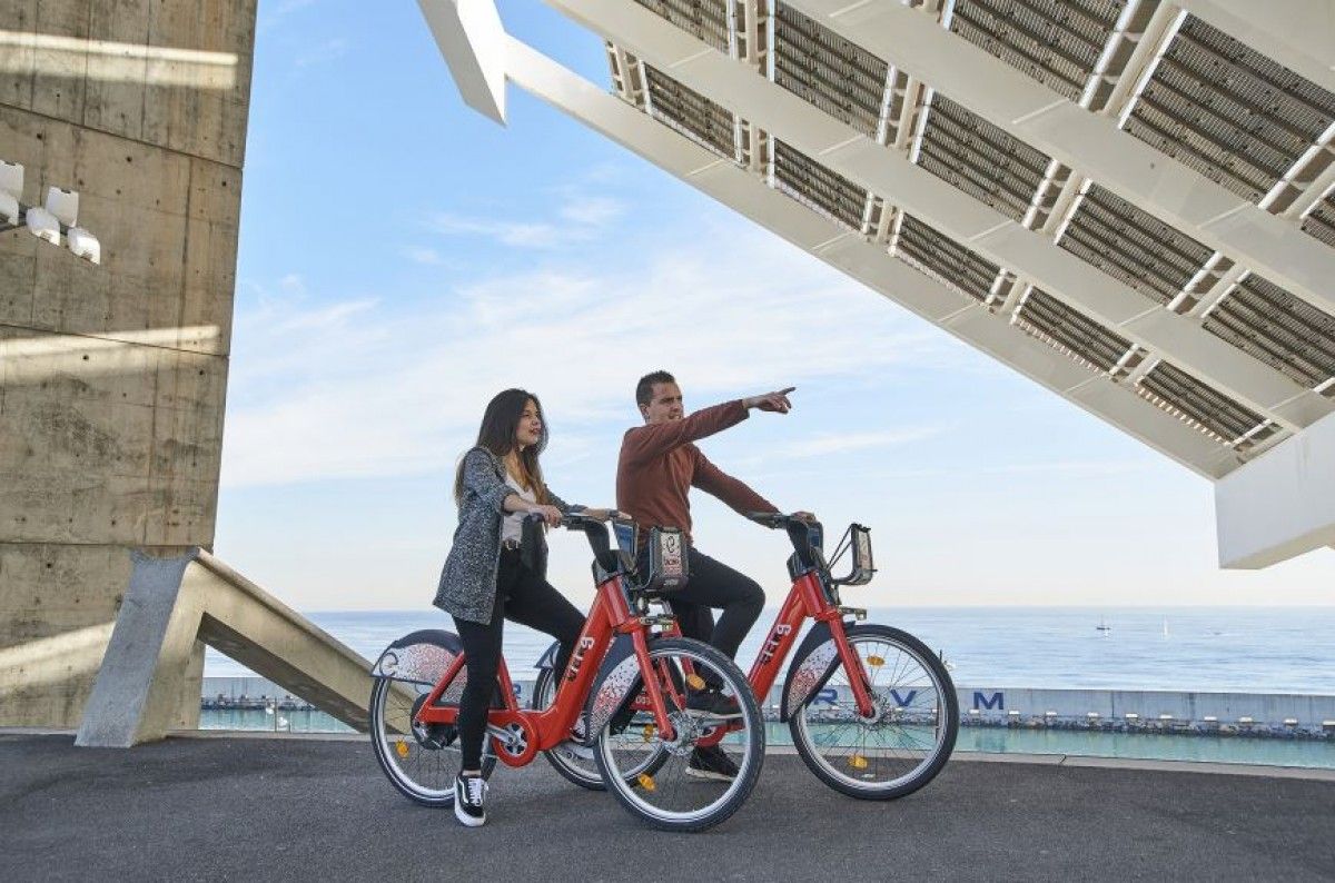 Dos usuaris amb les noves bicicletes del Bicing