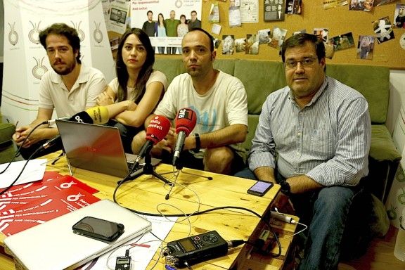 Els regidors d'Unitat pel Canvi en roda de premsa al seu local