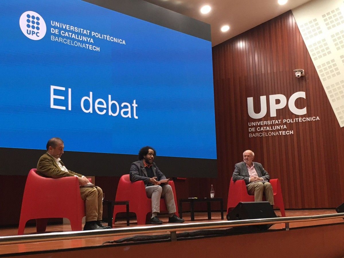 Francesc Torres, el moderador i Daniel Crespo durant el debat a la UPC.