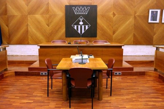 Mesa presidencial de l'Ajuntament de Sabadell.