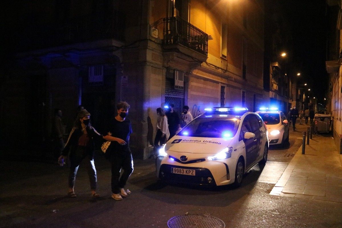 Dos cotxes de la Guàrdia Urbana patrullant a Gràcia