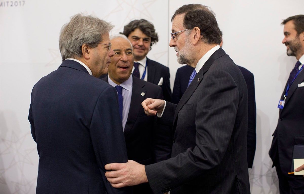 Mariano Rajoy, amb els primers ministres italià i portuguès, aquest divendres a Malta