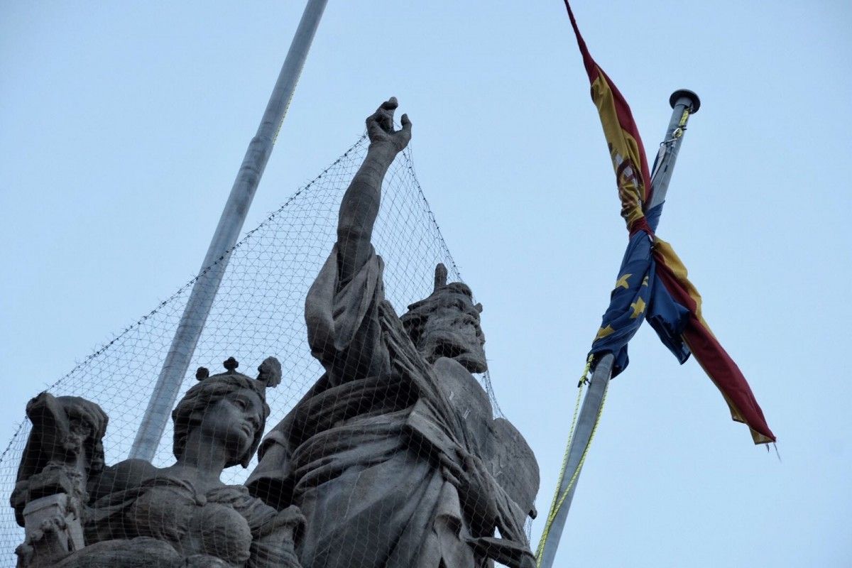 La bandera espanyola del TSJC ha quedat penjant d'un fil pel vent