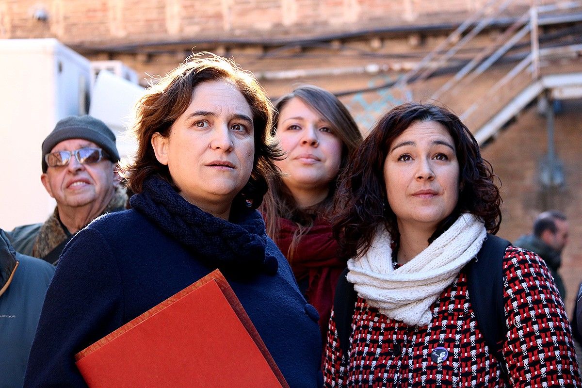 Ada Colau, la tinent d'alcalde Janet Sanz i la regidora Laura Pérez a Can Batlló