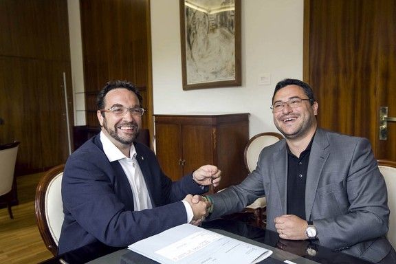 Juli Fernàndez i Joan Carles Sánchez, fent el traspàs de govern