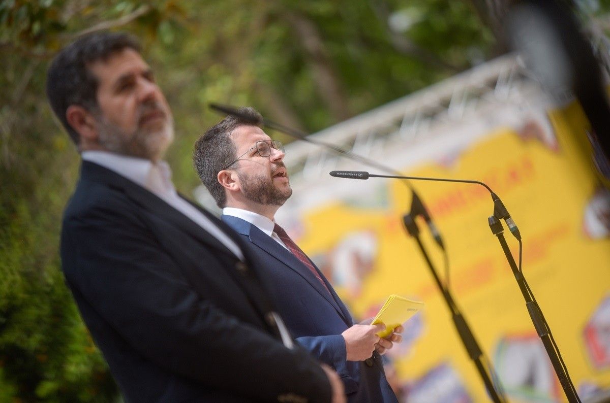 Pere Aragonès i Jordi Sànchez, en la presentació de l'acord al Palau Robert