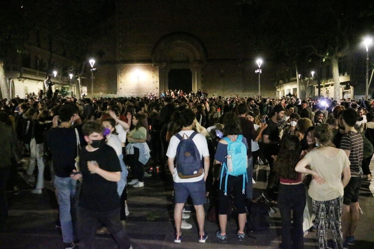 Centenars de joves a la plaça de la Virreina, al barri de Gràcia de Barcelona.