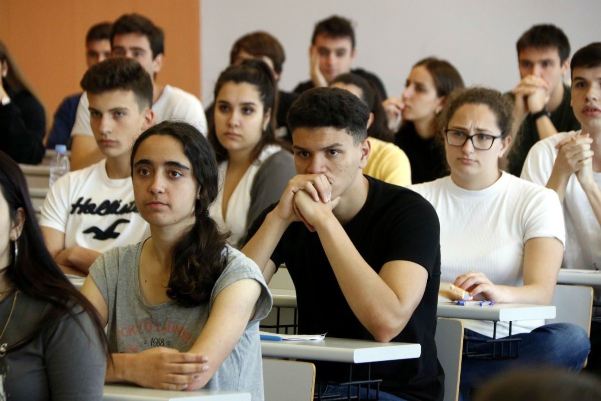 Alguns alumnes durant les PAU a Tarragona.
