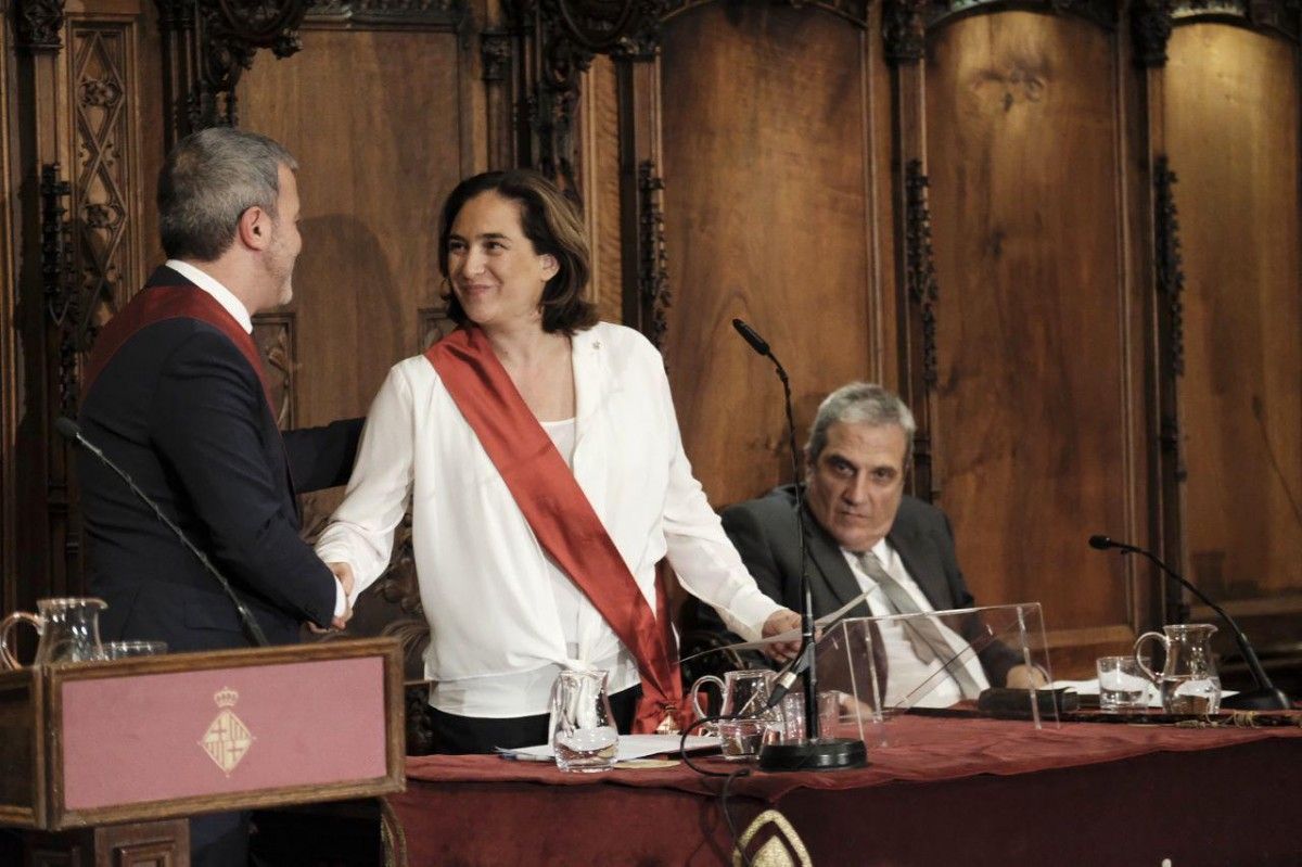 Ada Colau, amb Jaume Collboni durant el ple d'investidura