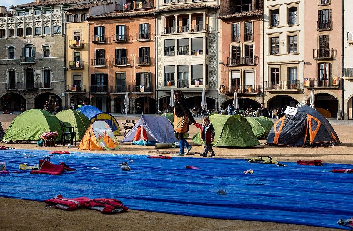 Acció per l'acollida de refugiats a la plaça Major de Vic