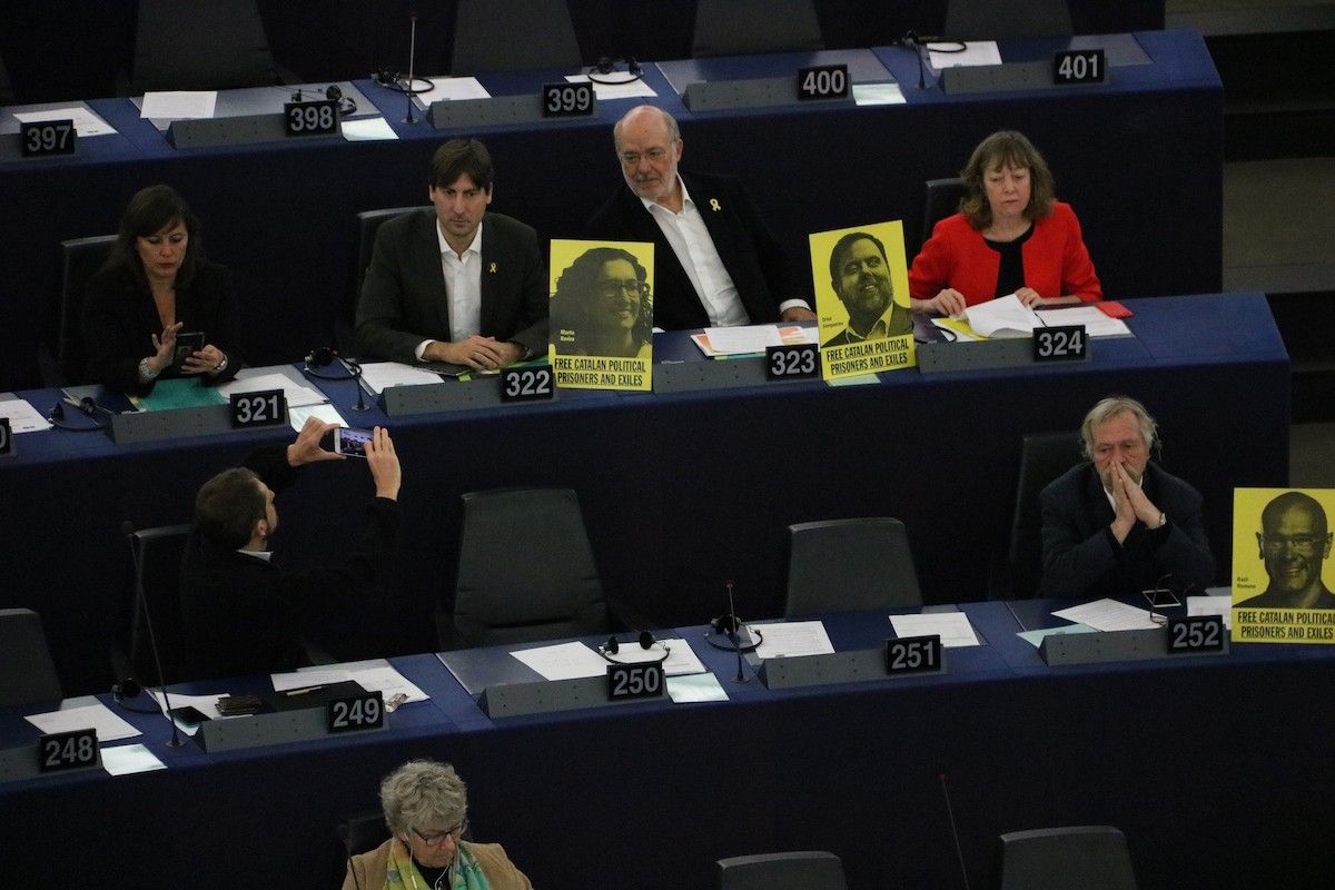 Eurodiputats mostren cartells dels presos polítics durant la intervenció de Sánchez