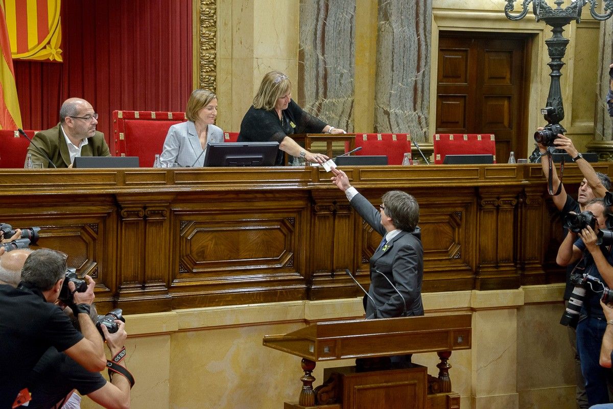 Carme Forcadell amb Carles Puigdemont al Parlament