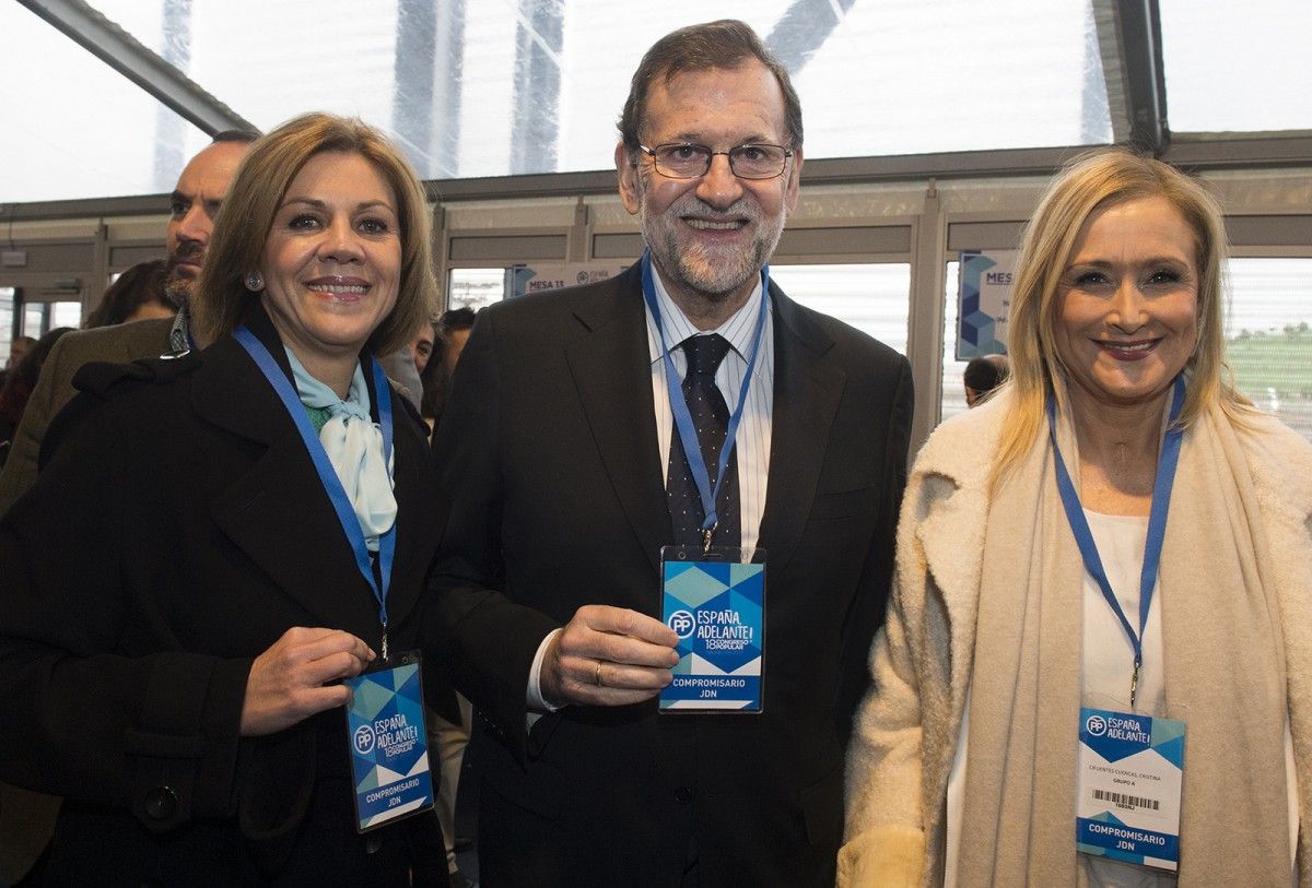 Cospedal, amb Rajoy i Cristina Cifuentes, durrnt el congrés del PP espanyol. 