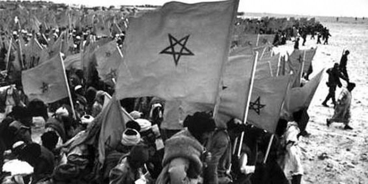 Marroquins creuant la frontera amb el Sàhara el novembre del 1975.