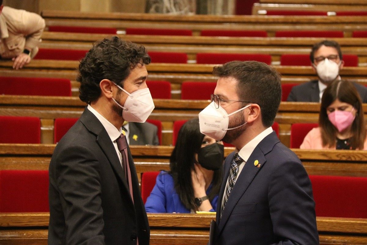 Pere Aragonès i Damià Calvet, al Parlament.