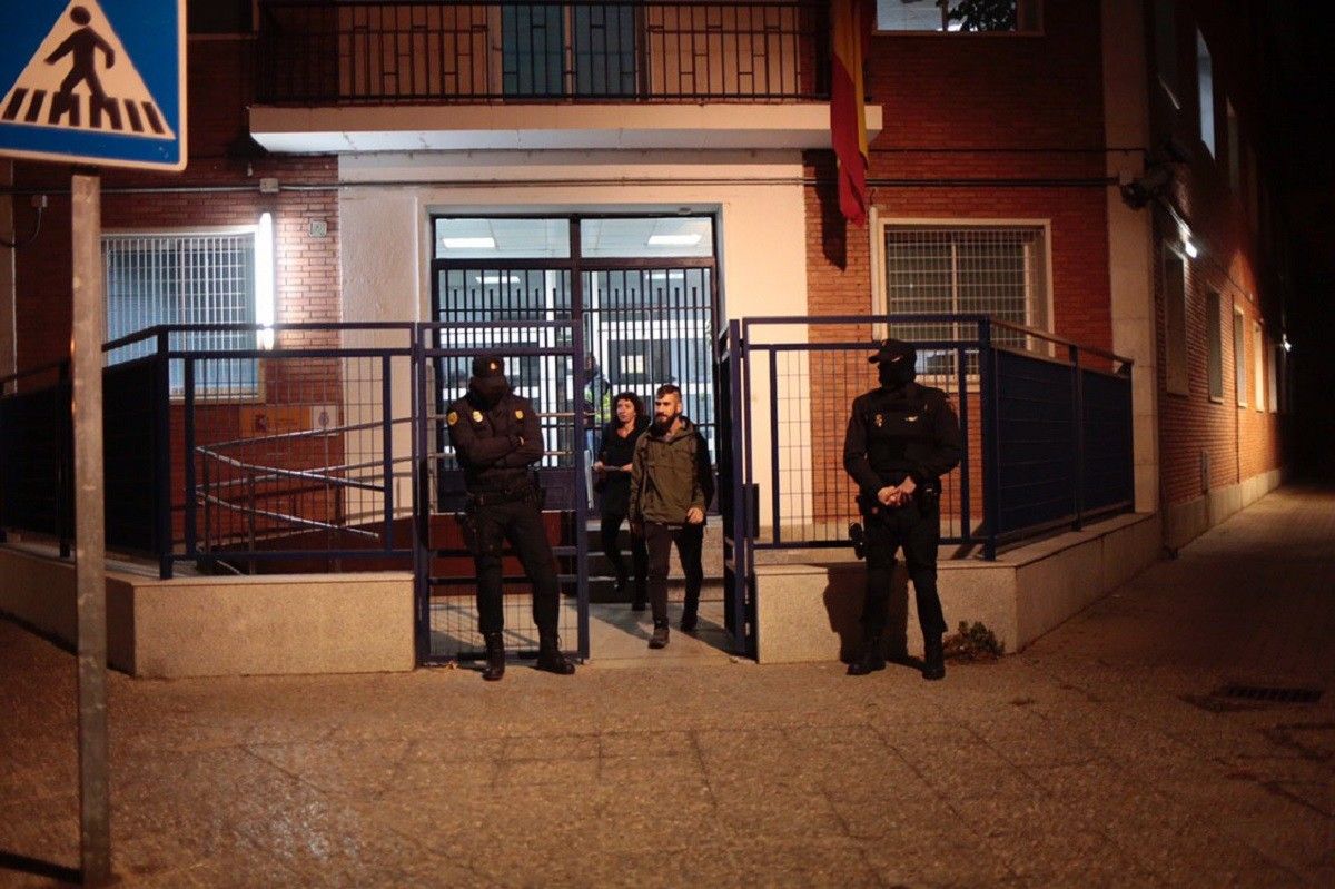 Un dels detinguts surt de la comissaria de la policia espanyola.