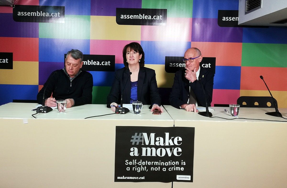 Jaume Bardolet, Elisenda Paluzie i Pep Cruanyes durant la presentació de la campanya del judici de l'ANC